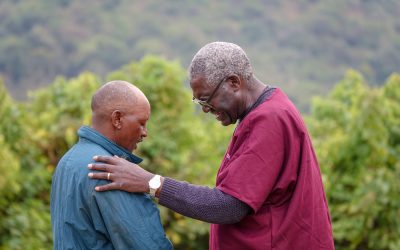 Un vétérinaire qui prie avec un Maasaï