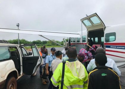L'embarquement De La Patiente à Buta Pour Le Vol D'évacuation Sanitaire