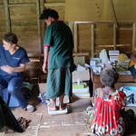 Le traitement des individus vs L'impact de l'éducation sanitaire - Patrouille santitaire à Malaumanda dans les hautes terres de PNG