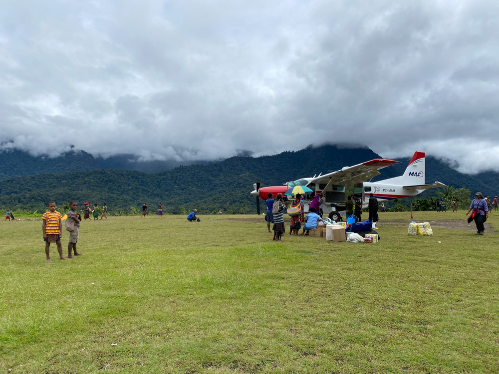 Le traitement des individus vs L'impact de l'éducation sanitaire. L'accueil de notre Cessna Caravan en patrouille sanitaire à Malaumanda dans les hautes terres de PNG avec le Dr Diana Zzijnenburg.