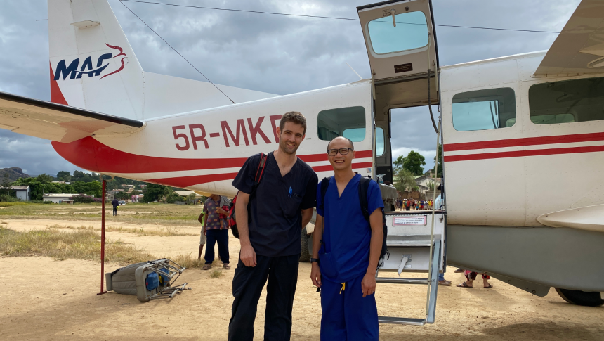 Docteurs Jesh et Joel à Mandritsara devant l'avion MAF