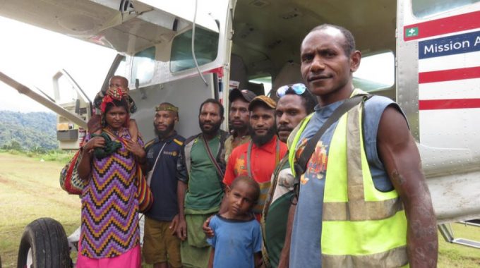 Avion portant les missionnaires locaux pour l’alphabétisation