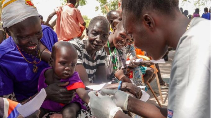 Bébé vacciné contre le paludisme au Sud Soudan