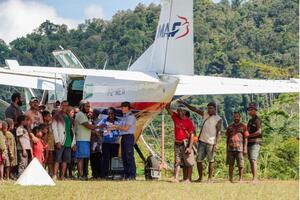 Distribution des bibles à l'arrière de l'avion