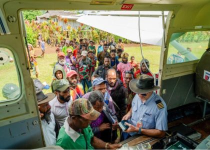Queue lors de la distribution des bibles par avion