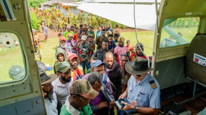 Queue lors de la distribution des bibles par avion